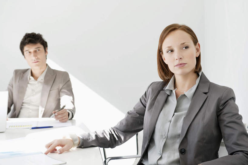 西方人,两个人,同事,商务人士,商务男性,商务女性,办公室,坐,横图,室内,白天,正面,衬衫,成功,合作,团队,集体,信心,家具,桌子,椅子,欧洲,欧洲人,套装,材料,档案,文件,纸,办公桌,墙,注视,队伍,墙壁,墙面,会议椅,手稿,资料,观察,看,观看,办公椅,证明,察看,领导,成就,关注,文档,商务装,合伙,领袖,工薪阶层,办公家具,商务椅,培训椅,男人,男性,年轻男性,年轻女性,女人,女性,白种人,白领,上班族,坐着,半身,彩图,衬衣