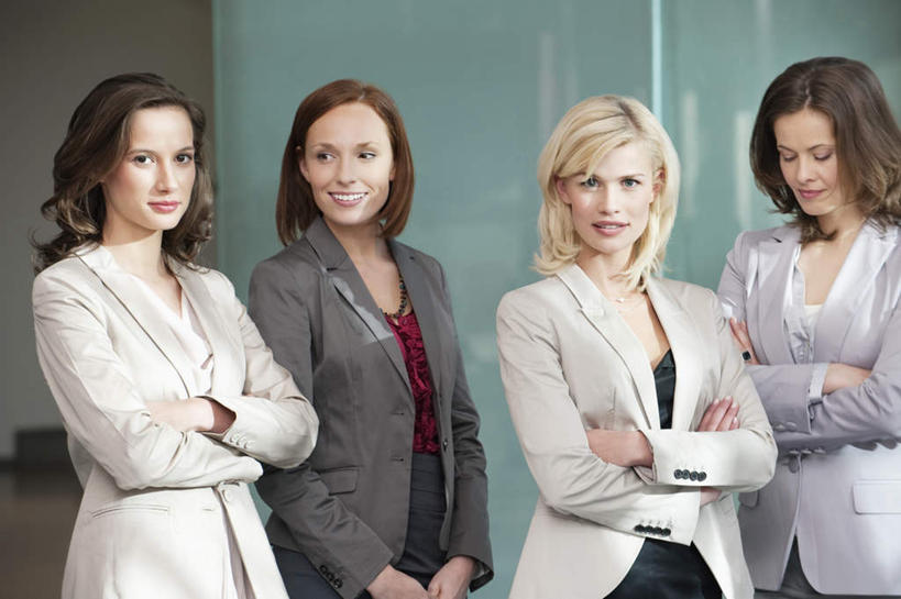 西方人,四个人,同事,商务人士,商务女性,站,笑,双手交叉,微笑,露齿笑,横图,室内,白天,正面,成功,合作,团队,集体,信心,窗户,落地窗,欧洲,欧洲人,一排,套装,整齐,注视,队伍,玻璃窗,排列,观察,看,站着,观看,察看,领导,双手抱胸,成就,队列,关注,商务装,合伙,领袖,工薪阶层,年轻女性,女人,女性,中年女性,白种人,白领,上班族,站立,半身,彩图