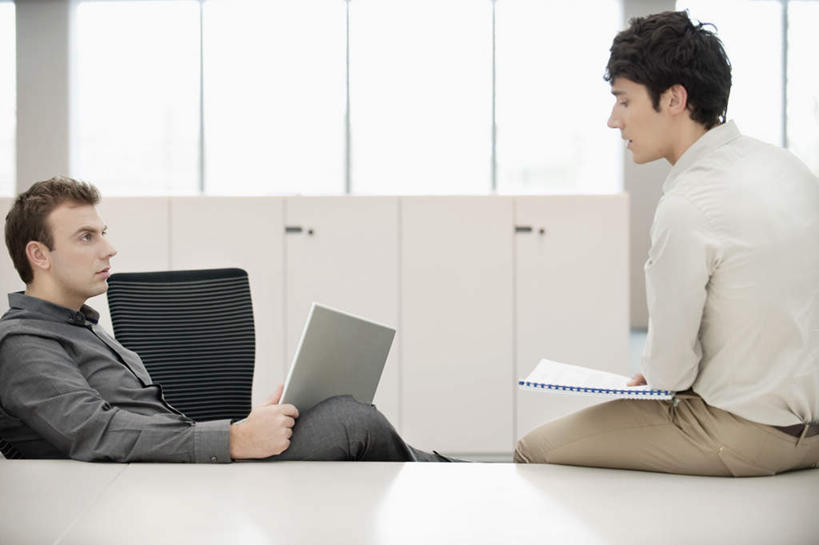 西方人,背部,两个人,同事,商务人士,商务男性,办公室,坐,横图,室内,白天,正面,衬衫,成功,合作,团队,集体,信心,电脑,笔记本电脑,窗户,家具,桌子,椅子,欧洲,欧洲人,握,套装,网络,材料,档案,文件,纸,办公桌,墙,拿,拿着,注视,通讯设备,队伍,玻璃窗,墙壁,墙面,会议椅,手稿,资料,观察,看,握着,观看,办公椅,证明,察看,无线,领导,成就,关注,文档,通信设备,商务装,无线网络,合伙,领袖,无线上网,便携式电脑,工薪阶层,办公家具,商务椅,培训椅,手提电脑,男人,男性,年轻男性,中年男性,白种人,白领,上班族,坐着,半身,彩图,衬衣