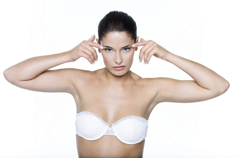 西方人,一个人,站,横图,室内,白天,白色背景,正面,欧洲,欧洲人,仅一个年轻女性,仅一个女性,仅一个人,内衣,注视,裸露,观察,看,站着,胸罩,文胸,摄影,影棚,观看,察看,关注,裸,乳罩,胸衣,年轻女性,女人,女性,白种人,站立,半身,彩图,影棚拍摄,拍摄