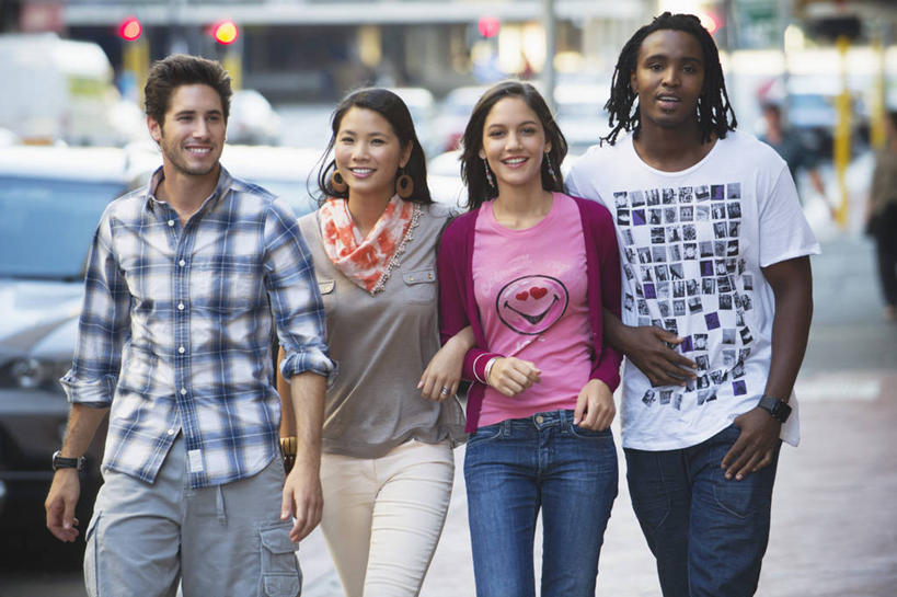 东方人,西方人,四个人,伙伴,朋友,走,笑,微笑,露齿笑,横图,室外,白天,正面,爱情,友谊,道路,路,公路,汽车,欧洲,非洲,黑人,欧洲人,亚洲,一排,许多,勾,挽,服装,朦胧,模糊,整齐,装饰,时间,时钟,手表,丝巾,交通,浪漫,计时,注视,休闲装,黄种人,车,装饰品,排列,衣服,耳环,饰品,首饰,钟表,交通工具,轿车,观察,看,休闲,温暖,温馨,休闲服,表,恩爱,勾着,恋人,服饰,观看,华丽,腕表,点缀,和睦,察看,队列,关注,载具,挽着,衬托,美观,雅致,雅观,耳饰,友情,男人,男性,年轻男性,年轻女性,女人,女性,白种人,非洲人,亚洲人,情侣,钟,马路,步行,散步,走路,半身,彩图,伴侣,融洽