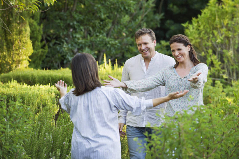 西方人,中年人,背部,三个人,家庭,夫妻,母亲,女儿,儿子,站,伸展双臂,笑,微笑,露齿笑,横图,室外,白天,正面,爱情,植物,欧洲,欧洲人,阴影,服装,环保,光线,影子,防护,浪漫,注视,休闲装,相视,树,树木,衣服,绿色,阳光,自然,观察,看,站着,休闲,温暖,温馨,母女,母子,一家人,面对面,休闲服,恩爱,母爱,恋人,服饰,生长,成长,观看,对视,和睦,察看,互视,关注,美好,美妙,间隔,相对,相看,美观,雅观,绿篱,生篱,树篱,植篱,老年女性,男人,男性,女人,女性,中年男性,中年女性,白种人,夫妇,情侣,敞开双臂,伸开双臂,展开双肩,站立,张开手臂,张开双臂,半身,彩图,伴侣,融洽