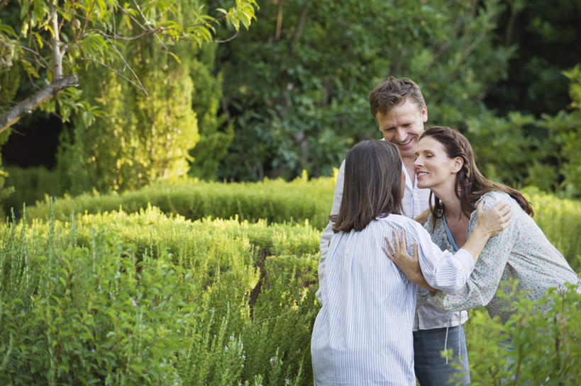 西方人,中年人,背部,三个人,家庭,夫妻,母亲,女儿,儿子,站,抱,笑,微笑,露齿笑,横图,室外,白天,正面,爱情,植物,欧洲,欧洲人,弯腰,阴影,服装,环保,光线,影子,防护,浪漫,注视,休闲装,相视,树,树木,衣服,绿色,阳光,自然,观察,看,站着,休闲,温暖,温馨,母女,母子,一家人,面对面,休闲服,恩爱,母爱,恋人,服饰,生长,成长,抱着,观看,对视,和睦,察看,互视,搂着,关注,美好,美妙,间隔,相对,相看,弯身,美观,雅观,绿篱,生篱,树篱,植篱,老年女性,男人,男性,女人,女性,中年男性,中年女性,白种人,夫妇,情侣,怀抱,搂,搂抱,相抱,拥抱,站立,半身,彩图,伴侣,融洽