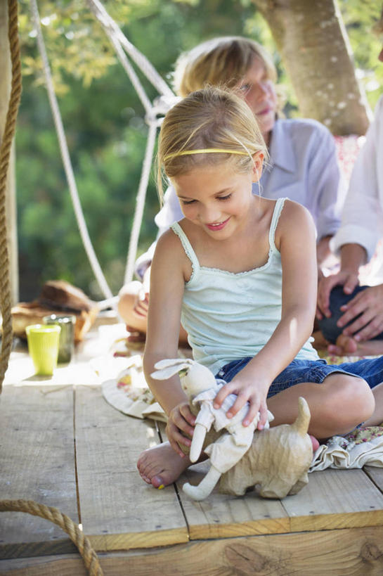 西方人,儿童,三个人,家庭,家,木屋,坐,笑,摸,微笑,竖图,室外,白天,正面,纯洁,树林,植物,哺乳动物,欧洲,欧洲人,抚摸,阴影,服装,朦胧,模糊,光线,兔子,影子,注视,休闲装,住宅,树,树木,小孩,衣服,绿色,阳光,自然,动物,观察,看,休闲,温暖,温馨,一家人,休闲服,可爱,童年,童趣,服饰,生长,成长,观看,兔,和睦,察看,关注,童真,烂漫,无邪,天真,男孩,男人,男性,女孩,女人,女性,白种人,触摸,接触,坐着,半身,彩图,茅舍,茅屋,棚屋,小木屋,小屋,树屋,融洽,男生,女生