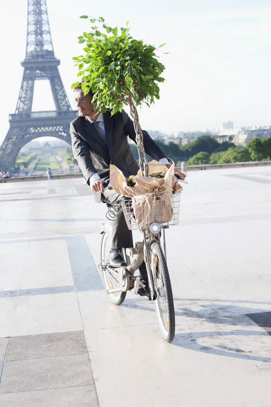 西方人,一个人,商务人士,商务男性,坐,竖图,室外,白天,正面,衬衫,旅游,度假,植物,标志建筑,地标,建筑,自行车,法国,巴黎,欧洲,艾菲尔铁塔,欧洲人,仅一个男性,仅一个人,仅一个中年男性,一辆,握,阴影,套装,光线,影子,埃菲尔铁塔,首都,注视,娱乐,建设,车,脚踏车,树,树木,骑,绿色,天空,阳光,自然,交通工具,天,观察,看,骑车,享受,休闲,旅游胜地,放松,握着,生长,成长,观看,察看,西欧,关注,法兰西,载具,商务装,巴黎铁塔,工薪阶层,法兰西共和国,战神广场,法兰西第五共和国,法兰西岛,法兰西岛大区,夏乐宫,夏悠宫,夏约宫,男人,男性,中年男性,白种人,白领,上班族,坐着,彩图,全身,衬衣,巴黎省,巴黎市