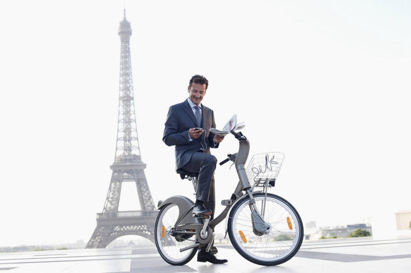 西方人,一个人,商务人士,商务男性,坐,打电话,横图,室外,白天,仰视,衬衫,旅游,度假,标志建筑,地标,建筑,自行车,电话,手机,法国,巴黎,欧洲,艾菲尔铁塔,欧洲人,仅一个男性,仅一个人,仅一个中年男性,一辆,握,阴影,套装,光线,影子,领带,埃菲尔铁塔,首都,拿,拿着,注视,娱乐,通讯设备,建设,车,脚踏车,天空,阳光,交通工具,天,观察,看,享受,休闲,旅游胜地,放松,握着,观看,察看,象征,庄重,西欧,关注,法兰西,载具,商务装,身份,巴黎铁塔,工薪阶层,法兰西共和国,一部,战神广场,法兰西第五共和国,正式,地位,法兰西岛,法兰西岛大区,夏乐宫,夏悠宫,夏约宫,交流,男人,男性,中年男性,白种人,白领,上班族,沟通,通话,坐着,彩图,低角度拍摄,全身,衬衣,巴黎省,巴黎市