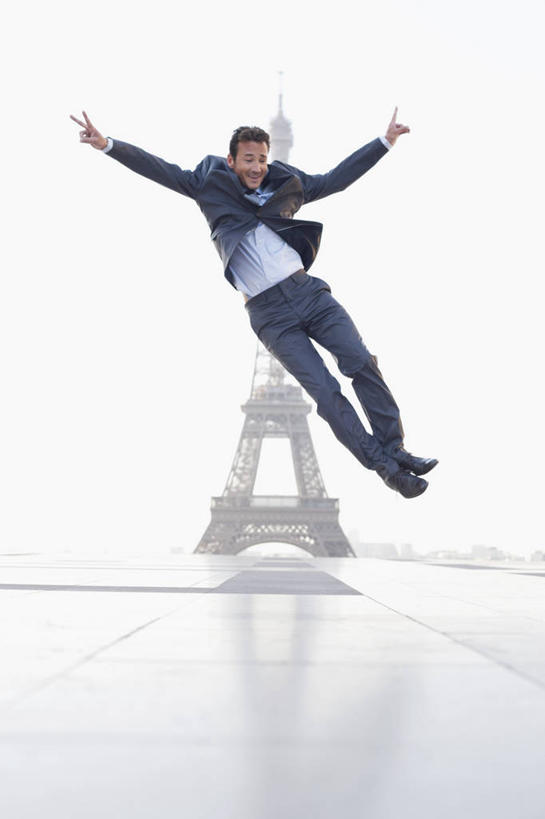 西方人,一个人,商务人士,商务男性,跳,举,伸展双臂,竖图,室外,白天,正面,衬衫,旅游,度假,标志建筑,地标,建筑,法国,巴黎,欧洲,艾菲尔铁塔,欧洲人,仅一个男性,仅一个人,仅一个中年男性,阴影,套装,光线,影子,领带,埃菲尔铁塔,首都,半空,注视,娱乐,建设,天空,阳光,天,观察,看,托,享受,休闲,旅游胜地,放松,观看,察看,象征,庄重,西欧,关注,法兰西,商务装,身份,巴黎铁塔,工薪阶层,法兰西共和国,战神广场,法兰西第五共和国,正式,地位,法兰西岛,法兰西岛大区,夏乐宫,夏悠宫,夏约宫,男人,男性,中年男性,白种人,白领,上班族,敞开双臂,举起,举手,举着,伸开双臂,跳跃,向上举,向上伸,向上托,展开双肩,张开手臂,张开双臂,彩图,全身,衬衣,巴黎省,巴黎市