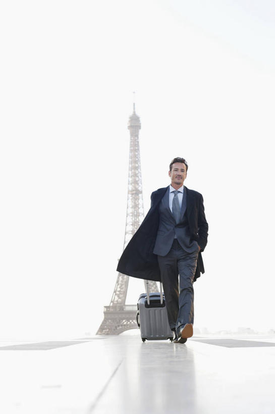 西方人,一个人,商务人士,商务男性,走,竖图,室外,白天,仰视,衬衫,旅游,度假,标志建筑,地标,建筑,法国,巴黎,欧洲,艾菲尔铁塔,欧洲人,仅一个男性,仅一个人,仅一个中年男性,握,阴影,套装,光线,拉杆箱,旅行箱,影子,领带,埃菲尔铁塔,首都,拿,拿着,注视,娱乐,建设,天空,阳光,行李箱,箱子,天,观察,看,享受,休闲,旅游胜地,放松,握着,观看,出差,察看,象征,庄重,西欧,关注,法兰西,商务装,身份,巴黎铁塔,工薪阶层,法兰西共和国,战神广场,法兰西第五共和国,正式,地位,法兰西岛,法兰西岛大区,夏乐宫,夏悠宫,夏约宫,男人,男性,中年男性,白种人,白领,上班族,步行,散步,走路,彩图,低角度拍摄,全身,衬衣,旅行,巴黎省,巴黎市