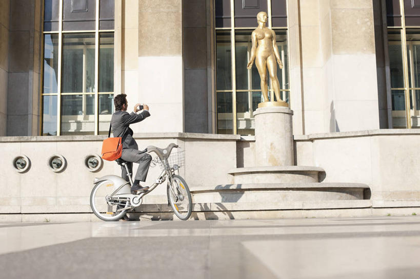 西方人,一个人,商务人士,商务男性,坐,横图,室外,白天,侧面,衬衫,旅游,度假,标志建筑,地标,建筑,自行车,相机,雕塑,法国,巴黎,欧洲,欧洲人,仅一个男性,仅一个人,仅一个中年男性,一辆,握,阴影,套装,艺术,装饰,光线,雕刻,雕像,影子,首都,拿,拿着,注视,娱乐,建设,车,脚踏车,拍照,阳光,数码相机,工艺品,交通工具,观察,看,享受,休闲,旅游胜地,放松,握着,摄影,观看,纪念,美术,察看,关注,载具,主题,商务装,陈列,工薪阶层,法兰西共和国,一部,功能,美学,法兰西第五共和国,法兰西岛,法兰西岛大区,夏乐宫,夏悠宫,夏约宫,男人,男性,中年男性,白种人,白领,上班族,照相机,坐着,彩图,全身,衬衣,照相,巴黎省,巴黎市