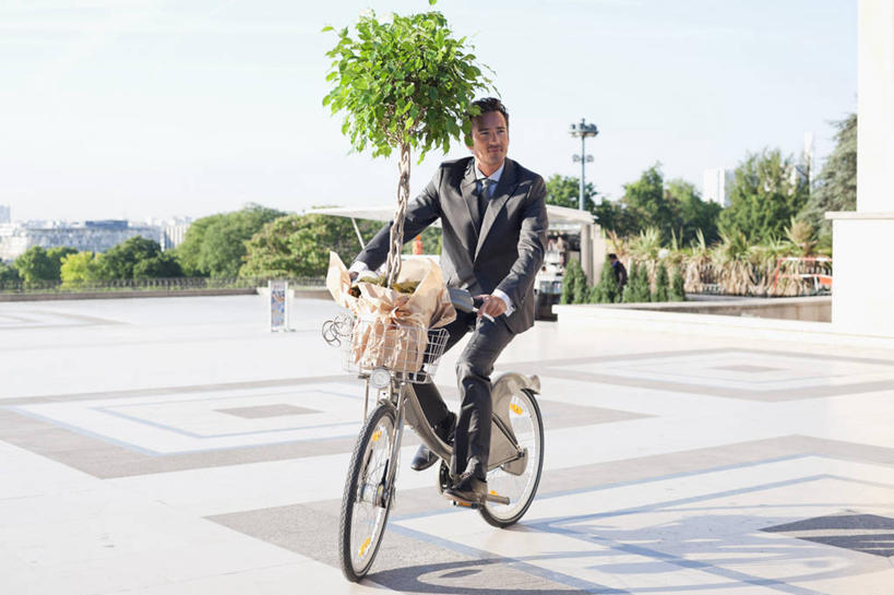 西方人,一个人,商务人士,商务男性,坐,横图,室外,白天,正面,衬衫,旅游,度假,植物,标志建筑,地标,建筑,自行车,法国,巴黎,欧洲,欧洲人,仅一个男性,仅一个人,仅一个中年男性,一辆,握,阴影,套装,光线,影子,领带,首都,扭头,注视,娱乐,建设,车,脚踏车,树,树木,骑,蓝色,绿色,蓝天,天空,阳光,自然,交通工具,天,观察,看,转头,骑车,享受,休闲,旅游胜地,放松,握着,生长,晴朗,成长,观看,察看,象征,庄重,关注,载具,商务装,身份,工薪阶层,万里无云,法兰西共和国,法兰西第五共和国,正式,地位,法兰西岛,法兰西岛大区,夏乐宫,夏悠宫,夏约宫,男人,男性,中年男性,白种人,白领,上班族,晴空,晴空万里,坐着,彩图,全身,衬衣,巴黎省,巴黎市