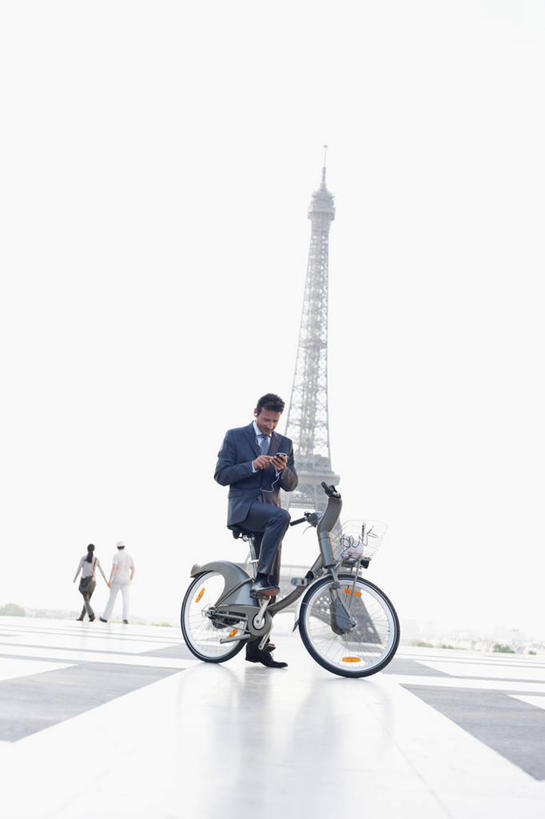 西方人,一个人,商务人士,商务男性,坐,笑,微笑,露齿笑,竖图,室外,白天,仰视,衬衫,旅游,度假,阅读,标志建筑,地标,建筑,自行车,报纸,法国,巴黎,欧洲,艾菲尔铁塔,欧洲人,仅一个男性,仅一个人,仅一个中年男性,一辆,握,学习,阴影,套装,光线,影子,领带,埃菲尔铁塔,首都,拿,拿着,注视,娱乐,建设,车,脚踏车,天空,阳光,交通工具,天,观察,看,享受,休闲,旅游胜地,放松,浏览,握着,观看,察看,象征,庄重,西欧,关注,法兰西,载具,商务装,身份,巴黎铁塔,工薪阶层,法兰西共和国,战神广场,法兰西第五共和国,正式,地位,法兰西岛,法兰西岛大区,夏乐宫,夏悠宫,夏约宫,男人,男性,中年男性,白种人,白领,上班族,坐着,彩图,低角度拍摄,全身,衬衣,巴黎省,巴黎市