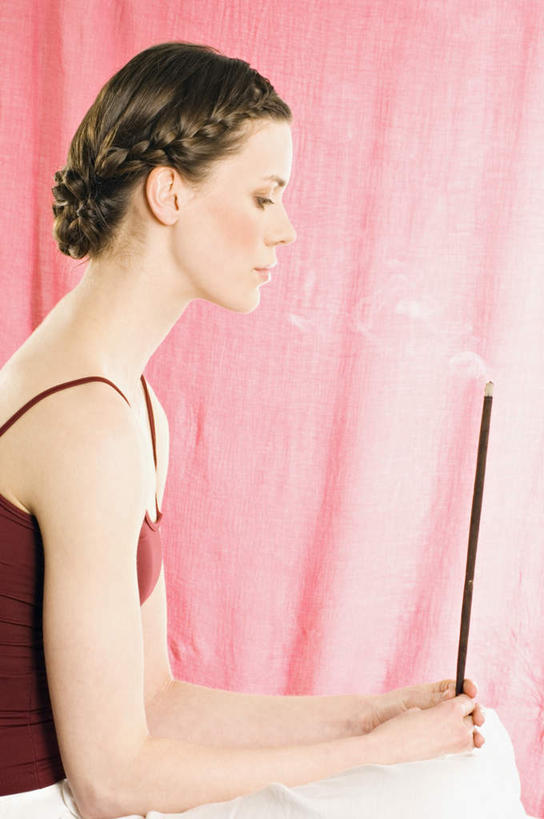 西方人,一个人,坐,盘腿,竖图,室内,白天,侧面,窗帘,蜡烛,吊带,欧洲,欧洲人,仅一个年轻女性,仅一个女性,仅一个人,握,阴影,服装,节日,装饰,反射,影子,烟雾,燃烧,注视,吊带衫,文化,佛香,衣服,粉色,帘子,香火,香烛,观察,看,祈祷,健康,遮阳,握着,许愿,宗教,服饰,信仰,烧香,观看,纪念,华丽,修饰,祈求,点缀,察看,衣着,穿着,关注,衬托,美观,雅致,雅观,衣饰,平安,年轻女性,女人,女性,白种人,盘腿而坐,盘膝,盘着腿的,盘着腿坐,双腿交叉,坐着,半身,彩图