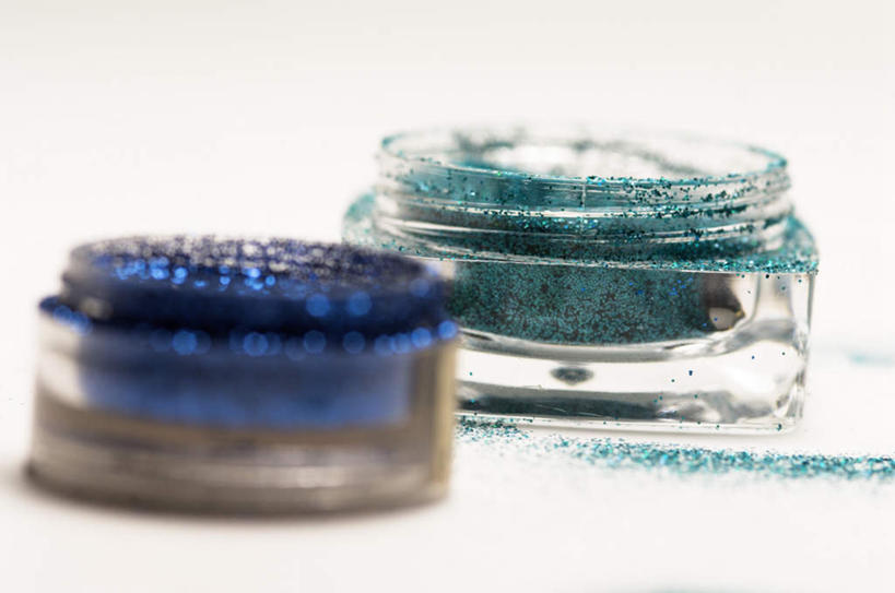 无人,横图,室内,特写,白天,白色背景,正面,化妆,美容,静物,玻璃,护肤,阴影,朦胧,模糊,反射,影子,玻璃制品,两个,蓝色,绿色,玻璃瓶,彩妆,瓶子,保养,享受,休闲,眼影,放松,保健,摄影,影棚,广口瓶,养颜,彩图,影棚拍摄,拍摄