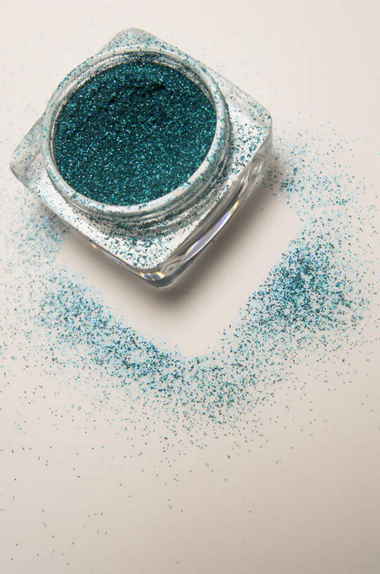 无人,竖图,俯视,室内,特写,白天,白色背景,化妆,美容,静物,玻璃,护肤,阴影,朦胧,模糊,反射,影子,玻璃制品,一个,绿色,玻璃瓶,瓶子,保养,享受,休闲,眼影,放松,保健,摄影,影棚,广口瓶,养颜,彩图,高角度拍摄,影棚拍摄,拍摄