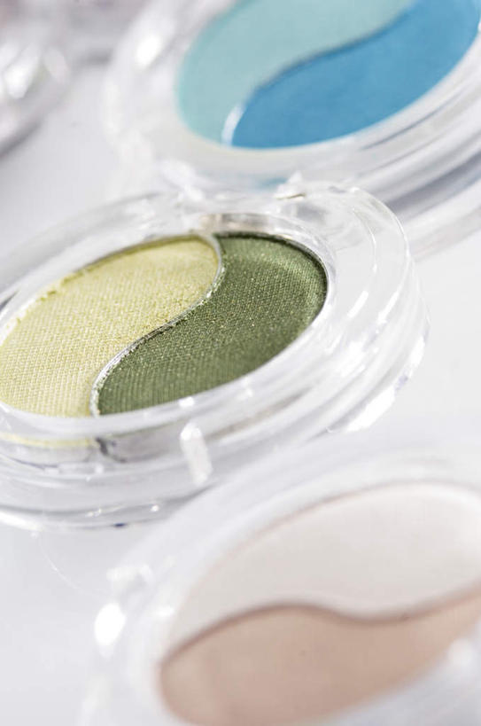 无人,竖图,俯视,室内,特写,白天,白色背景,化妆,美容,静物,护肤,阴影,朦胧,模糊,反射,影子,塑料,盒子,粉色,蓝色,绿色,彩妆,容器,塑料制品,保养,享受,休闲,眼影,放松,保健,摄影,影棚,储藏,储存,养颜,彩图,高角度拍摄,影棚拍摄,拍摄,贮存