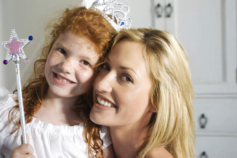西方人,儿童,中年人,脸,头,脸颊,头发,两个人,家庭,母亲,女儿,蹲,笑,微笑,露齿笑,横图,室内,特写,白天,正面,纯洁,柜子,皇冠,欧洲,圣诞节,欧洲人,握,阴影,服装,节日,庆祝,反射,影子,墙,储物柜,注视,休闲装,文化,肩膀,墙壁,墙面,一个,小孩,衣服,红色,白色,观察,看,庆典,休闲,温暖,温馨,母女,一家人,休闲服,金色,可爱,母爱,童年,童趣,握着,服饰,单个,观看,纪念,和睦,权威,察看,储存,高贵,关注,仙女棒,童真,烂漫,无邪,一顶,权力,统治,储备,蕴藏,贮备,天真,女孩,女人,女性,中年女性,白种人,孩子,头部,长发,卷发,直发,脸部,脸蛋,面部,王冠,蹲着,半身,彩图,融洽,贮存,女生