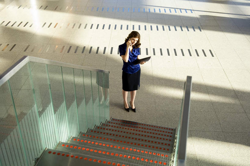 西方人,一个人,商务人士,商务女性,栏杆,站,打电话,横图,俯视,室内,白天,高跟鞋,时尚,电话,手机,鞋子,欧洲,欧洲人,仅一个年轻女性,仅一个女性,仅一个人,一双,握,阴影,套装,反射,材料,档案,文件,影子,围栏,地面,注视,通讯设备,护栏,资料,观察,看,站着,握着,观看,察看,关注,时髦,文档,商务装,工薪阶层,一部,时兴,交流,年轻女性,女人,女性,白种人,白领,上班族,沟通,通话,站立,彩图,高角度拍摄,全身