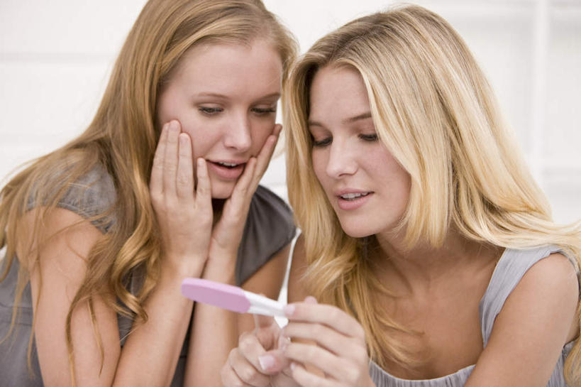 西方人,脸,头,脸颊,手,两个人,伙伴,朋友,横图,室内,白天,正面,友谊,欧洲,欧洲人,握,服装,惊讶,拿,拿着,注视,休闲装,衣服,观察,看,休闲,手部,休闲服,握着,遮,遮掩,服饰,观看,惊奇,察看,验孕棒,掩盖,遮挡,关注,验孕,遮盖,掩饰,测孕,测孕棒,验孕笔,诧异,友情,年轻女性,女人,女性,白种人,头部,脸部,脸蛋,面部,半身,彩图