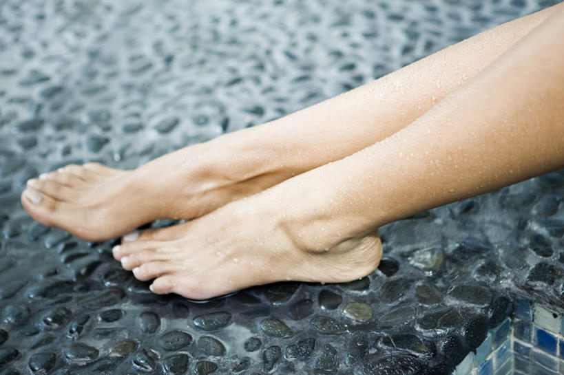 西方人,腿部,脚,脚趾,脚趾甲,腿,一个人,体育馆,游泳池,坐,横图,俯视,室外,特写,白天,石头,水,欧洲,欧洲人,仅一个年轻女性,仅一个女性,仅一个人,石子,水池,水面,泳池,鹅卵石,游泳馆,按摩石,年轻女性,女人,女性,白种人,脚指甲,石块,坐着,半身,彩图,高角度拍摄