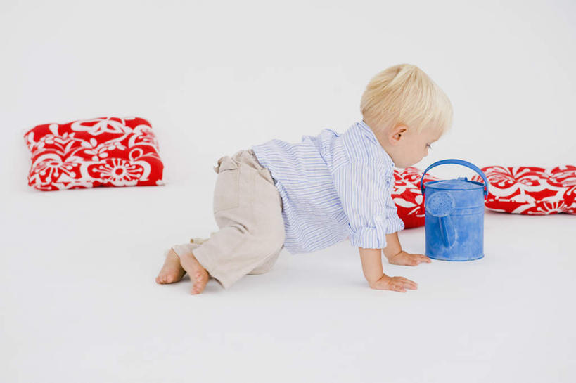 西方人,婴儿,儿童,一个人,横图,室内,白天,侧面,纯洁,靠垫,欧洲,欧洲人,仅一个人,撑,服装,水桶,桶,靠枕,注视,休闲装,小孩,衣服,红色,蓝色,容器,垫子,枕头,观察,看,趴着,休闲,休闲服,可爱,服饰,活泼,观看,储藏,察看,撑着,储存,关注,宝宝,纯真,烂漫,无邪,伶俐,天真,白种人,孩子,趴,彩图,全身,贮存