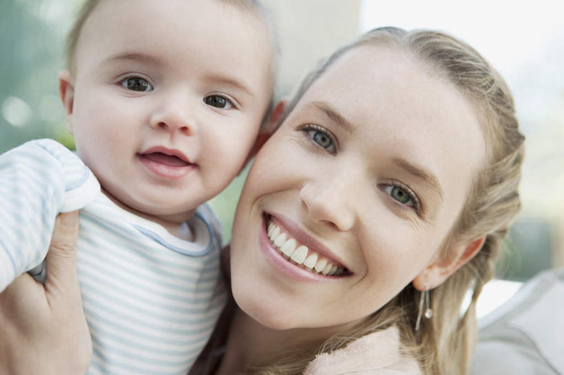 西方人,婴儿,儿童,脸,头,脸颊,两个人,家庭,母亲,抱,笑,微笑,露齿笑,横图,室内,特写,白天,正面,婴儿服装,纯洁,欧洲,欧洲人,服装,朦胧,模糊,注视,休闲装,小孩,衣服,观察,看,休闲,温暖,温馨,一家人,休闲服,可爱,母爱,童年,童趣,服饰,活泼,抱着,观看,和睦,察看,搂着,关注,宝宝,童真,纯真,烂漫,无邪,母婴,伶俐,天真,年轻女性,女人,女性,白种人,孩子,年轻人,头部,脸部,脸蛋,面部,怀抱,搂,搂抱,相抱,拥抱,半身,彩图,婴儿服,融洽