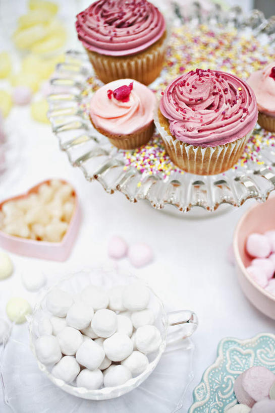 点心,无人,竖图,俯视,室内,特写,白天,爱情,下午茶,桌面,桌子,餐具,玻璃,金属制品,情人节,节日,爱心,庆祝,金属,木制,碟子,盘,食品,糖,糖果,甜点,甜品,浪漫,文化,白巧克力,玻璃制品,食物,糕点,盘子,木制品,容器,碟,甜食,巧克力,庆典,温暖,温馨,心形,恩爱,摄影,影棚,纪念,储藏,铁盒,朱古力,纸托,和睦,储存,纸杯蛋糕,纸托蛋糕,蛋糕托,蛋糕托纸,蛋糕纸托,心型,彩图,高角度拍摄,影棚拍摄,拍摄,融洽,贮存,蛋糕