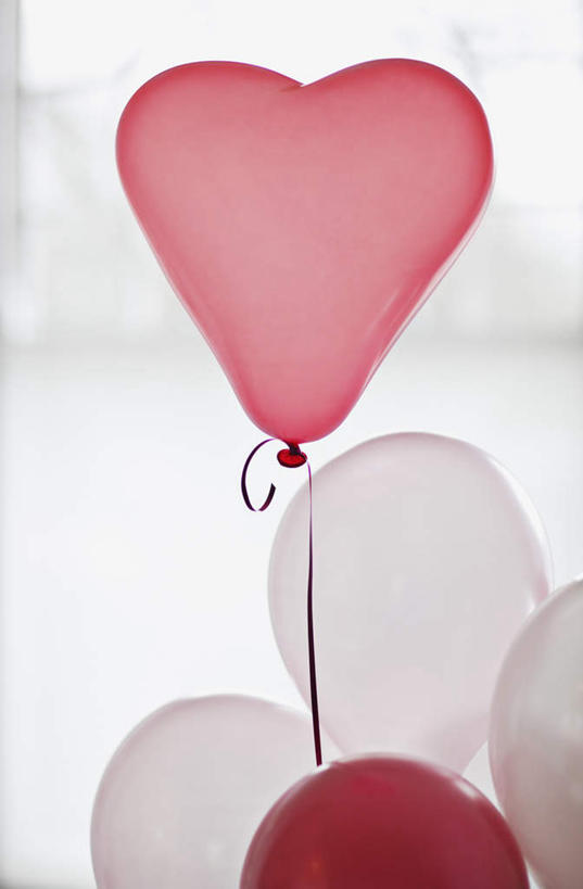 无人,竖图,室内,特写,白天,正面,爱情,游戏,窗户,落地窗,静物,玩具,五个,许多,爱心,朦胧,模糊,漂浮,飘扬,塑料,飘落,浪漫,玩,娱乐,玻璃窗,红色,气球,塑料制品,休闲,温暖,温馨,心形,充气玩具,橡胶,恩爱,益智,下沉,活动,和睦,发泄,消遣,智力,降落,橡胶制品,宣泄,飘零,心型,玩耍,嬉戏,彩图,融洽