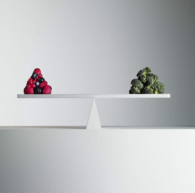 无人,横图,室内,特写,白天,正面,游戏,桌面,桌子,草莓,浆果,蓝莓,黑莓,蔬菜,水果,玩具,阴影,灰色背景,新鲜,反射,木制,影子,花菜,花椰菜,西兰花,生食,食品,果实,玩,娱乐,蔬果,食物,木制品,休闲,跷跷板,益智,摄影,有机食品,绿色食品,影棚,活动,椰菜花,发泄,消遣,智力,宣泄,露莓,甘蓝花,洋莓,水果皇后,山都柿,蓝浆果,蓝靛果,红莓,地莓,玩耍,嬉戏,彩图,影棚拍摄,拍摄