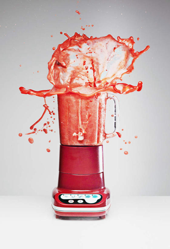 果汁,无人,竖图,室内,特写,白天,正面,水,餐桌,桌子,杯子,阴影,飞溅,溅,反射,液体,影子,水滴,饮品,凌乱,玻璃制品,水珠,饮料,一个,红色,水杯,摄影,影棚,单个,餐台,混乱,可口,喷洒,搅拌机,纷乱,缭乱,庞杂,适口,玻璃杯,彩图,影棚拍摄,拍摄