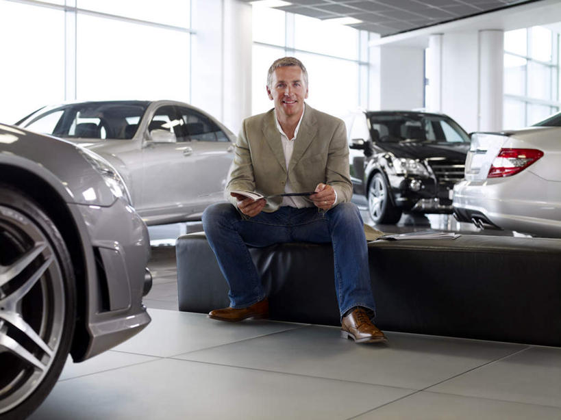 西方人,一个人,商店,坐,笑,微笑,露齿笑,横图,室内,白天,正面,鞋,衬衫,西装,机器,仪器,窗户,汽车,鞋子,欧洲,欧洲人,仅一个男性,仅一个人,仅一个中年男性,握,阴影,套装,正装,反射,材料,档案,文件,影子,皮革,注视,职业装,设备,商铺,大厅,顾客,玻璃窗,车,车窗,方向盘,资料,交通工具,轿车,观察,驾驶,看,行驶,握着,观看,控制,察看,关注,载具,文档,市肆,商号,主顾,男人,男性,中年男性,白种人,坐着,彩图,全身,衬衣,皮鞋,店铺