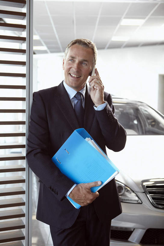 西方人,一个人,商务人士,商务男性,站,笑,打电话,微笑,露齿笑,竖图,室内,白天,正面,衬衫,天花板,电话,手机,欧洲,欧洲人,仅一个男性,仅一个人,仅一个中年男性,阴影,套装,反射,材料,档案,文件,影子,墙,领带,注视,通讯设备,墙壁,墙面,白色,资料,观察,看,靠,靠着,站着,观看,察看,关注,文档,商务装,工薪阶层,一部,交流,男人,男性,中年男性,白种人,白领,上班族,沟通,通话,站立,半身,彩图,衬衣