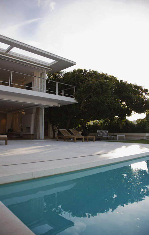 无人,游泳池,家,竖图,室外,白天,仰视,度假,美景,树林,水,植物,别墅,城市风光,城市,非洲,南非,阴影,反射,影子,房屋,屋子,景观,水池,水面,云,云朵,公寓,首都,云彩,娱乐,泳池,洋房,楼房,住宅,树,树木,蓝色,绿色,白云,蓝天,天空,自然,天,享受,休闲,景色,放松,生长,晴朗,成长,开普敦,省会,阿非利加洲,立法首都,南非共和国,西开普省,晴空,彩图,低角度拍摄,房子