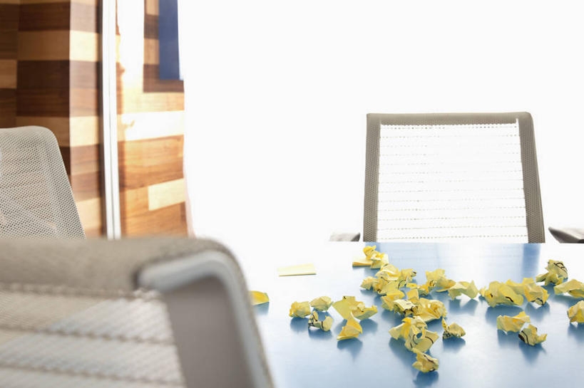 无人,办公室,横图,室内,白天,正面,家具,桌子,椅子,一堆,许多,堆叠,堆积,朦胧,模糊,粘性,办公桌,墙,办公用品,便利贴,便签,墙壁,墙面,文具,黄色,白色,会议椅,堆,办公设备,办公椅,文具用品,记事,办公家具,快捷,文化工具,商务椅,培训椅,方便,N次贴,便条贴,告诉贴,即时贴,便贴纸,彩图