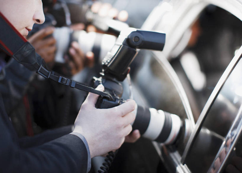 西方人,两个人,记者,站,横图,室外,白天,侧面,窗户,汽车,相机,照明,欧洲,非洲,黑人,欧洲人,握,阴影,服装,朦胧,模糊,光线,影子,灯光,拿,拿着,注视,休闲装,玻璃窗,车,灯,拍照,衣服,阳光,车窗,数码相机,灯具,交通工具,轿车,观察,看,站着,休闲,休闲服,单反,握着,摄影,服饰,观看,单反相机,照亮,察看,照明设备,关注,载具,闪光灯,男人,男性,中年男性,白种人,非洲人,照相机,站立,半身,彩图,照相,狗仔