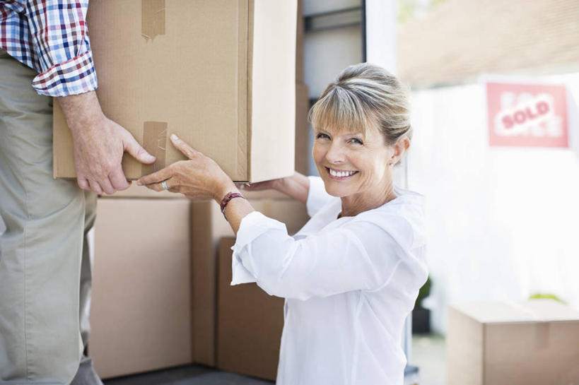 西方人,老年人,两个人,家庭,夫妻,站,笑,搬运,微笑,露齿笑,横图,室外,白天,侧面,爱情,卡车,汽车,欧洲,欧洲人,一堆,许多,堆叠,堆积,服装,包装,纸箱,很多,浪漫,扭头,注视,休闲装,车,装饰品,衣服,容器,饰品,手链,首饰,箱子,交通工具,观察,看,站着,转头,休闲,温暖,温馨,一家人,休闲服,恩爱,恋人,服饰,手镯,观看,堆,搬家,和睦,察看,迁移,关注,载具,纸板箱,镯子,包装箱,迁居,乔迁,搬迁,老年男性,老年女性,男人,男性,女人,女性,白种人,夫妇,情侣,搬,站立,半身,彩图,伴侣,融洽