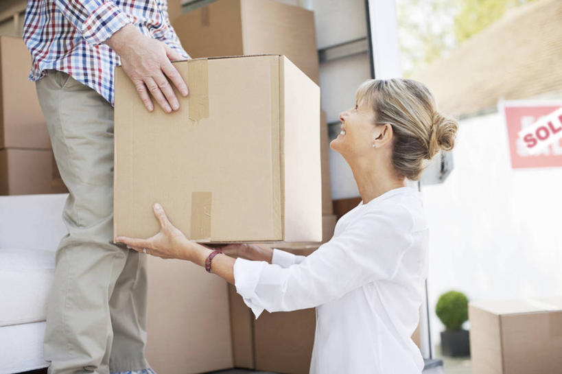 西方人,老年人,两个人,家庭,夫妻,站,笑,微笑,露齿笑,横图,室外,白天,侧面,爱情,植物,沙发,卡车,汽车,欧洲,欧洲人,一堆,许多,握,堆叠,堆积,服装,英文,包装,标志,文字,纸箱,字符,字母,墙,很多,浪漫,拿,拿着,注视,休闲装,标识,墙壁,墙面,车,装饰品,树,树木,衣服,绿色,白色,自然,容器,饰品,手链,首饰,箱子,交通工具,观察,看,站着,休闲,温暖,温馨,一家人,休闲服,恩爱,握着,恋人,服饰,手镯,生长,成长,观看,堆,英文字母,搬家,和睦,察看,迁移,关注,载具,纸板箱,镯子,布艺沙发,包装箱,迁居,乔迁,搬迁,老年男性,老年女性,男人,男性,女人,女性,白种人,夫妇,情侣,站立,半身,彩图,伴侣,融洽