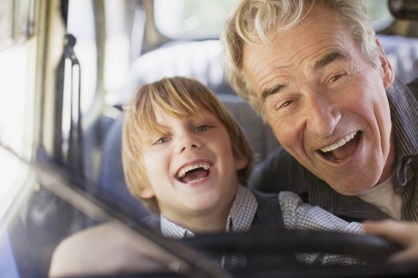 西方人,儿童,老年人,两个人,家庭,祖父,坐,笑,微笑,露齿笑,横图,室外,白天,正面,纯洁,安全,机器,仪器,汽车,欧洲,欧洲人,服装,朦胧,模糊,带子,防护,注视,休闲装,设备,车,小孩,衣服,安全带,方向盘,绳子,交通工具,轿车,观察,驾驶,看,行驶,休闲,温暖,温馨,一家人,休闲服,可爱,童年,童趣,服饰,爷爷,观看,祖孙,保护,绳索,操纵,和睦,控制,察看,关注,载具,保险,童真,操控,烂漫,无邪,外公,外祖父,外孙,外孙子,安全绳,保全,周全,安稳,安定,把持,平安,天真,老年男性,男孩,男人,男性,白种人,孩子,孙子,坐着,半身,彩图,融洽,男生