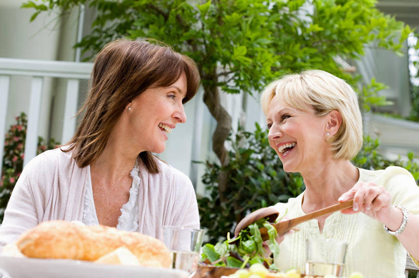 点心,面包,西方人,两个人,伙伴,朋友,坐,笑,微笑,露齿笑,横图,室外,白天,仰视,友谊,树林,植物,蔬菜,餐具,欧洲,欧洲人,握,阴影,服装,朦胧,模糊,新鲜,光线,碟子,盘,影子,生食,蔬菜沙拉,沙拉,食品,面点,拿,拿着,扭头,注视,休闲装,色拉,沙律,树,树木,食物,糕点,衣服,绿色,阳光,自然,盘子,碟,观察,看,转头,休闲,休闲服,握着,服饰,有机食品,绿色食品,生长,成长,观看,色拉酱,察看,关注,千岛酱,友情,女人,女性,中年女性,白种人,坐着,半身,彩图,低角度拍摄