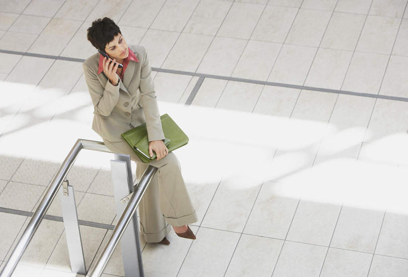 西方人,一个人,商务人士,商务女性,栏杆,站,打电话,横图,俯视,室内,白天,电话,手机,椅子,欧洲,欧洲人,仅一个女性,仅一个人,阴影,套装,反射,材料,瓷砖,档案,地砖,文件,影子,围栏,地面,注视,通讯设备,护栏,资料,观察,看,站着,仅一个中年女性,观看,一份,察看,关注,文档,商务装,工薪阶层,一部,交流,女人,女性,中年女性,白种人,白领,上班族,沟通,抬头,通话,仰头,站立,彩图,高角度拍摄,全身