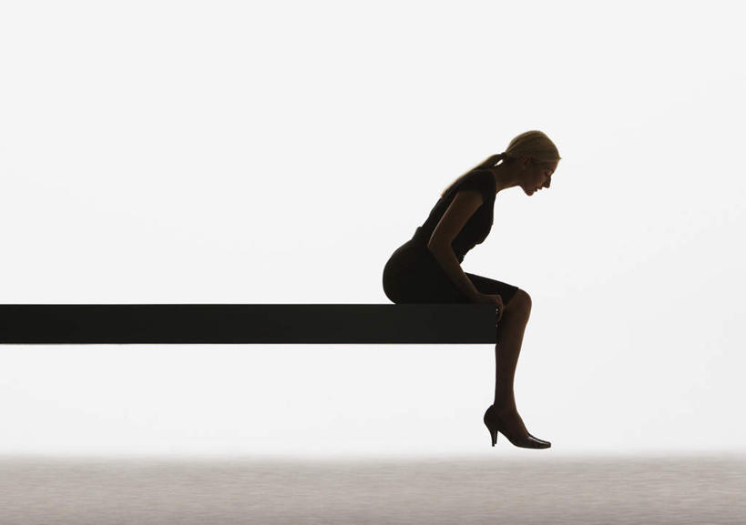 西方人,坐,横图,室内,白天,白色背景,侧面,高跟鞋,时尚,游戏,玩具,鞋子,欧洲,欧洲人,弯腰,服装,木板,背光,玩,注视,休闲装,娱乐,衣服,低头,观察,看,休闲,休闲服,跷跷板,益智,摄影,服饰,影棚,观看,活动,察看,发泄,关注,时髦,消遣,智力,逆光,宣泄,弯身,时兴,白种人,玩耍,嬉戏,坐着,彩图,全身,影棚拍摄,拍摄