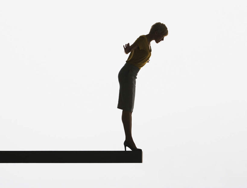 西方人,站,伸展双臂,横图,室内,白天,白色背景,侧面,高跟鞋,时尚,游戏,玩具,鞋子,欧洲,欧洲人,弯腰,服装,木板,背光,玩,注视,休闲装,娱乐,衣服,低头,观察,看,站着,休闲,休闲服,跷跷板,益智,摄影,服饰,影棚,观看,活动,察看,发泄,关注,时髦,消遣,智力,逆光,宣泄,弯身,垂头,时兴,白种人,敞开双臂,伸开双臂,玩耍,嬉戏,展开双肩,站立,张开手臂,张开双臂,彩图,全身,影棚拍摄,拍摄