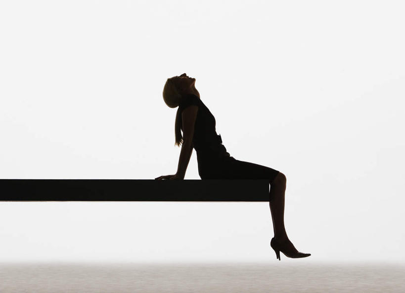 西方人,坐,横图,室内,白天,白色背景,侧面,高跟鞋,时尚,游戏,玩具,鞋子,欧洲,欧洲人,撑,服装,木板,背光,玩,注视,休闲装,娱乐,衣服,观察,看,休闲,休闲服,跷跷板,益智,摄影,服饰,影棚,观看,活动,察看,撑着,发泄,关注,时髦,消遣,智力,逆光,宣泄,时兴,白种人,抬头,玩耍,嬉戏,仰头,坐着,彩图,全身,影棚拍摄,拍摄