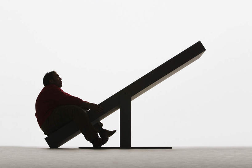 西方人,一个人,坐,横图,室内,白天,白色背景,侧面,游戏,玩具,欧洲,欧洲人,仅一个男性,仅一个人,仅一个中年男性,服装,木板,背光,玩,注视,休闲装,娱乐,衣服,观察,看,休闲,休闲服,跷跷板,益智,摄影,服饰,影棚,观看,活动,察看,发泄,关注,消遣,智力,逆光,宣泄,男人,男性,中年男性,白种人,玩耍,嬉戏,坐着,彩图,全身,影棚拍摄,拍摄