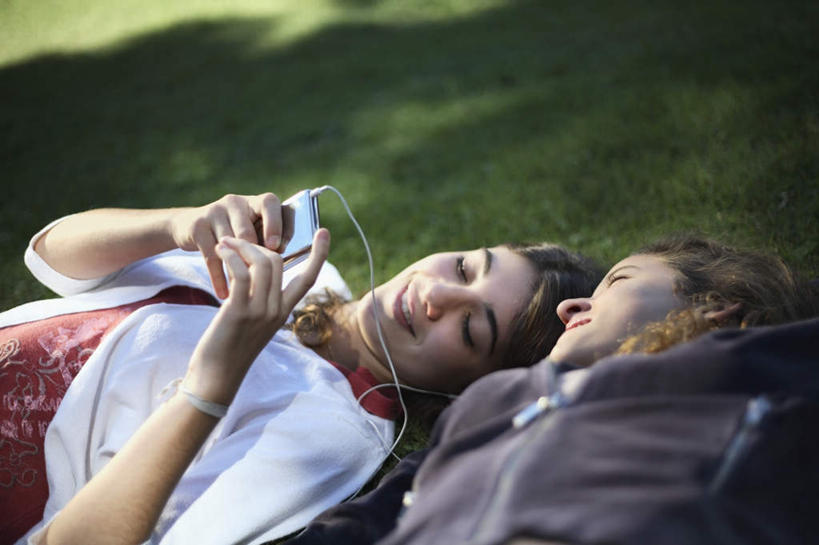 西方人,两个人,家庭,躺,闭眼,笑,微笑,横图,俯视,室外,白天,陶醉,快乐,满意,幸福,草地,草坪,植物,欧洲,欧洲人,握,服装,朦胧,模糊,音响,音乐,拿,听,音乐播放器,拿着,休闲装,娱乐,草,衣服,绿色,耳机,享受,休闲,温暖,温馨,一家人,休闲服,放松,握着,服饰,和睦,舒适,享乐,MP4播放器,卧着,年轻女性,女人,女性,白种人,闭眼睛,闭着眼,闭着眼睛,躺着,卧,半身,彩图,高角度拍摄,融洽,播放器,沉醉