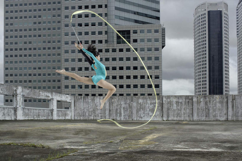 西方人,一个人,高楼大厦,跳,举,横图,室外,白天,仰视,运动服,锻炼,运动,大厦,建筑,摩天大楼,欧洲,欧洲人,仅一个年轻女性,仅一个女性,仅一个人,握,服装,体操,丝绸,丝带,乌云,云,阴天,云朵,缎带,半空,云彩,注视,光脚,绸带,衣服,天空,天,观察,看,托,赤脚,活力,握着,服饰,观看,张开双腿,察看,优美,昏暗,衣着,阴沉,穿着,关注,艺术体操,衣饰,展开双腿,韵律体操,体育,年轻女性,女人,女性,白种人,举起,举手,举着,跳跃,向上举,向上伸,向上托,彩图,低角度拍摄,全身,健身,大楼,高层建筑,高楼,摩天楼,伸展双腿,运动装