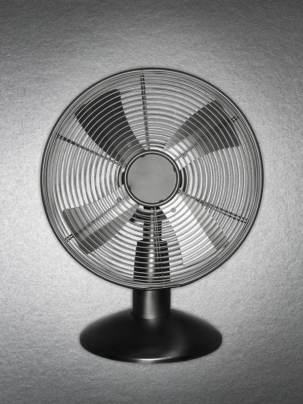 无人,竖图,俯视,室内,特写,白天,纯洁,静物,阴影,灰色背景,反射,电器,影子,银色,风扇,夏季,清凉,凉爽,一个,黑色,夏天,摄影,电风扇,信仰,影棚,单个,电扇,家电,家用电器,高贵,雅致,彩图,高角度拍摄,影棚拍摄,拍摄,小家电