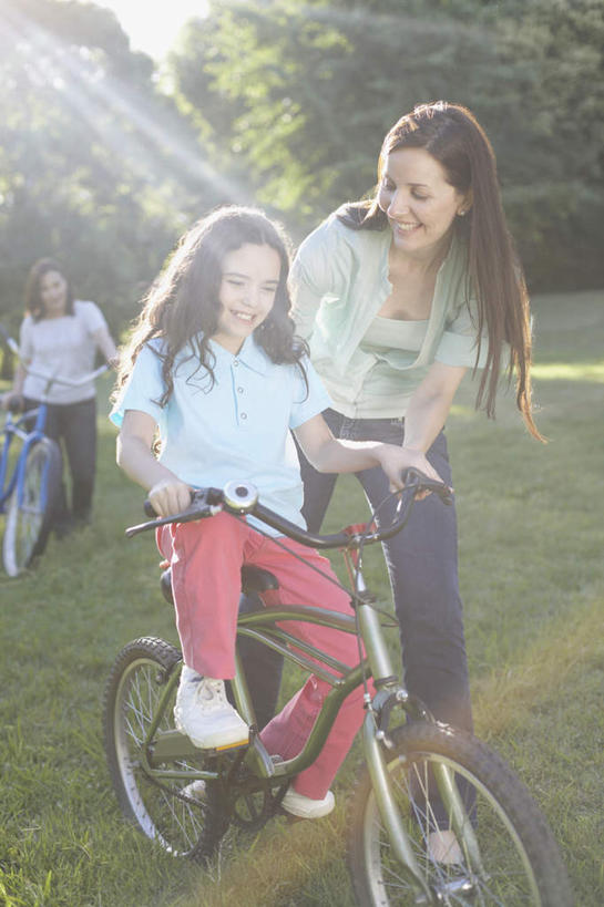 西方人,儿童,老年人,三个人,母亲,女儿,祖母,三代同堂,站,坐,笑,微笑,露齿笑,竖图,室外,白天,正面,纯洁,草地,草坪,植物,自行车,欧洲,欧洲人,两辆,阴影,服装,朦胧,梦幻,模糊,发光,光束,光线,影子,光亮,扭头,注视,休闲装,祖孙三代,踩,车,脚踏车,草,树,树木,小孩,衣服,绿色,阳光,自然,交通工具,踩着,扶,观察,看,站着,转头,骑车,休闲,温暖,温馨,母女,休闲服,可爱,母爱,童年,童趣,服饰,生长,奶奶,成长,观看,祖孙,和睦,察看,扶着,未来,关注,发亮,载具,童真,憧憬,烂漫,无邪,外婆,外孙女,外祖母,天真,老年女性,年轻女性,女孩,女人,女性,白种人,孩子,年轻人,全家福,孙女,站立,坐着,彩图,全身,融洽,女生,多代同堂,妈妈