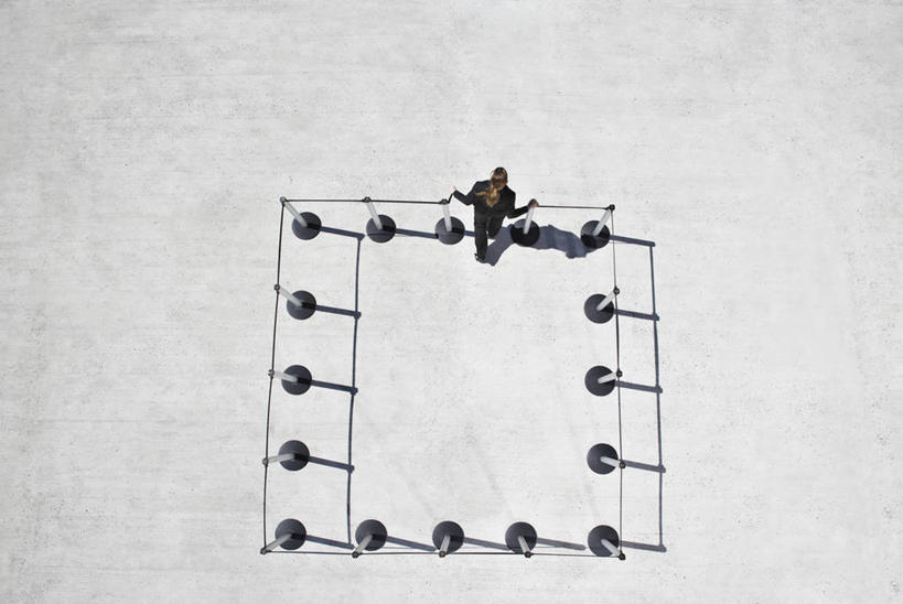 西方人,一个人,商务人士,商务女性,站,横图,俯视,室外,白天,欧洲,欧洲人,仅一个年轻女性,仅一个女性,仅一个人,阴影,套装,光线,图形,影子,正方形,几何,分开,排列,阳光,扶,站着,隔断,隔离带,隔离,扶着,队列,数学,间隔,商务装,工薪阶层,断绝,隔开,屏蔽,屏绝,远离,中断,阻遏,阻隔,年轻女性,女人,女性,白种人,白领,上班族,站立,彩图,高角度拍摄,全身,几何图形,平面图形,正四边形,栏杆座,一米线