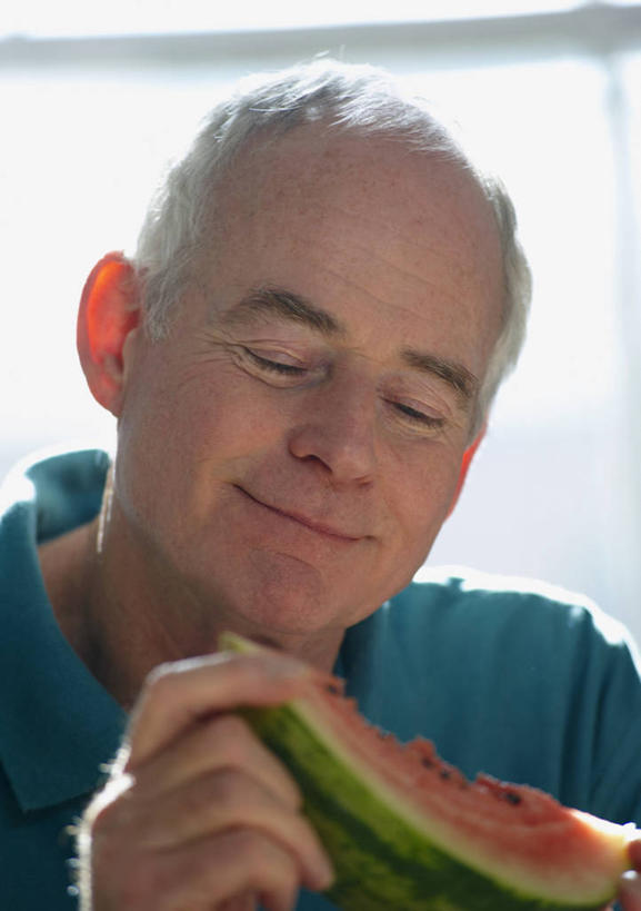 西方人,脸,头,脸颊,脖子,一个人,闭眼,吃,竖图,室外,特写,白天,正面,西瓜,欧洲,欧洲人,仅一个男性,仅一个人,握,阴影,服装,光线,影子,一瓣,拿,拿着,休闲装,肩膀,衣服,阳光,仅一个老年男性,休闲,休闲服,握着,服饰,老年男性,男人,男性,白种人,头部,脖,颈,颈部,脸部,脸蛋,面部,寒瓜,闭眼睛,闭着眼,闭着眼睛,嚼,食,半身,彩图