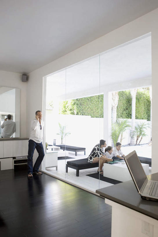 西方人,儿童,中年人,四个人,家庭,夫妻,母亲,父亲,女儿,儿子,客厅,站,坐,说,打电话,竖图,室内,白天,正面,爱情,讨论,游戏,快乐,赌博,贪欲,纯洁,比赛,竞争,植物,窗户,沙发,电话,手机,欧洲,欧洲人,握,服装,墙,浪漫,拿,玩,拿着,注视,休闲装,娱乐,通讯设备,刺激,玻璃窗,墙壁,墙面,树,树木,小孩,衣服,绿色,自然,观察,看,站着,休闲,温暖,温馨,父女,父子,母女,母子,一家人,休闲服,棋盘,恩爱,父爱,可爱,母爱,童年,童趣,握着,恋人,服饰,生长,成长,观看,活动,和睦,察看,起居室,发泄,关注,消遣,智力,布艺沙发,童真,双陆棋,烂漫,无邪,投机,侥幸,欲望,宣泄,客堂,双陆,交流,天真,男孩,男人,男性,女孩,女人,女性,中年男性,中年女性,白种人,孩子,夫妇,情侣,沟通,讲话,交谈,商讨,说话,谈话,通话,玩耍,嬉戏,站立,坐着,彩图,全身,伴侣,融洽,胜负,输赢,男生,女生